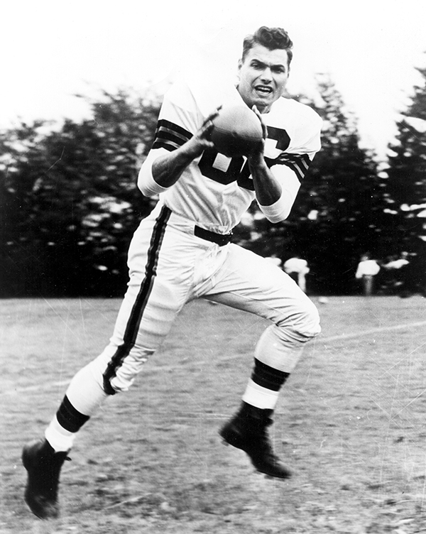 Black and white photo of Dante Lavelli catching a football