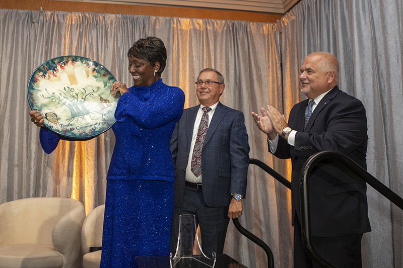 Theresa Carter accepts Polsky Award